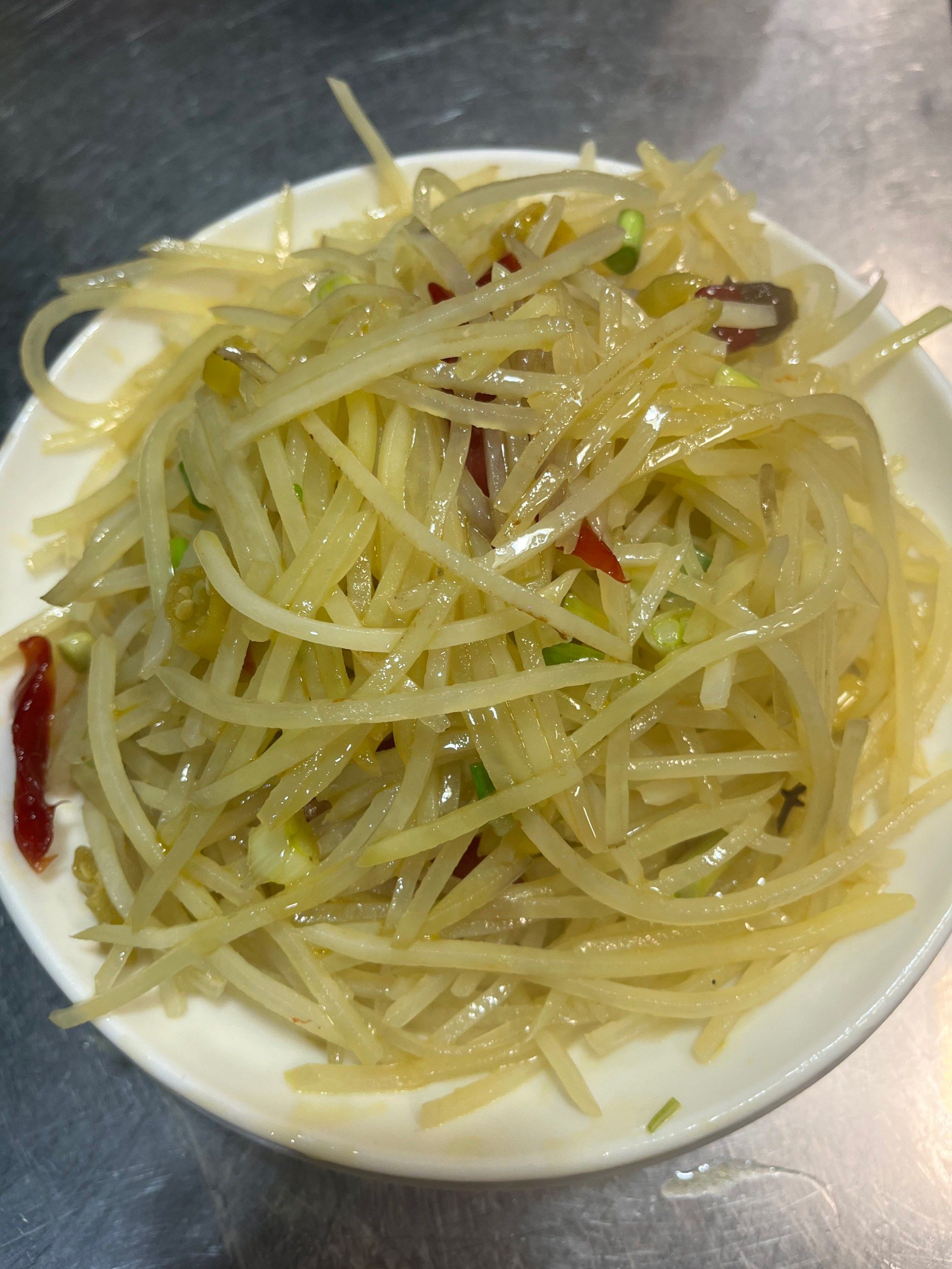 酸辣土豆丝是一道非常经典的家常菜
