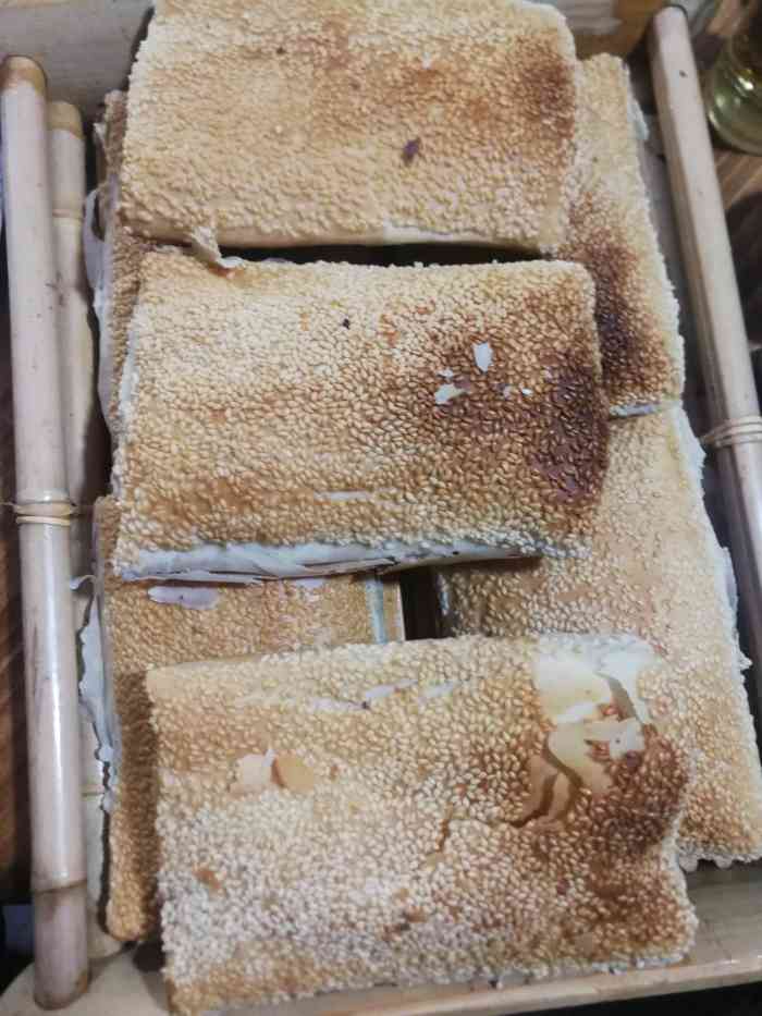 打分 来定州,同事买的现出锅的烧饼.酥脆,好吃好吃.绝对特色