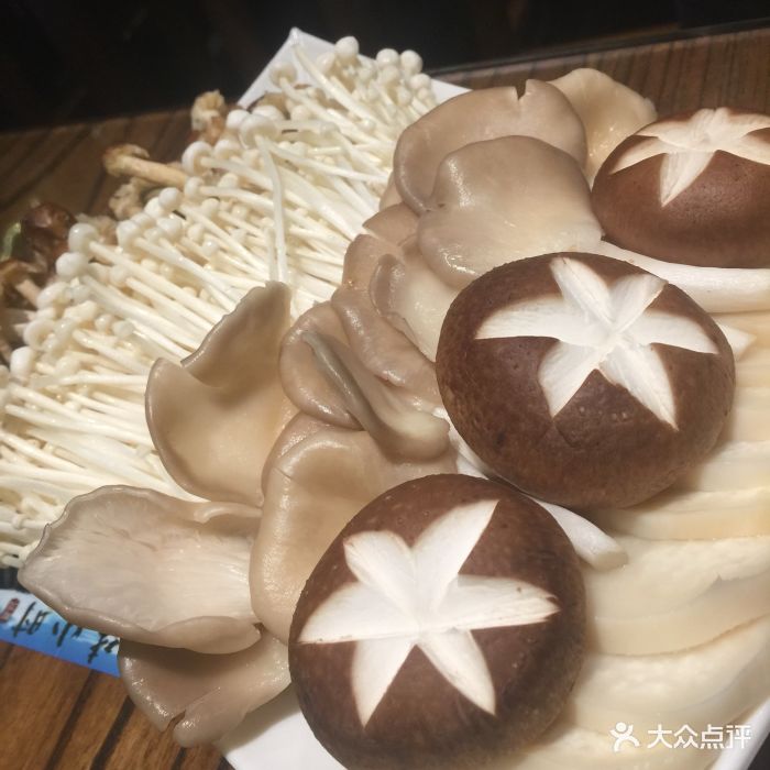 味小时鸡煲(航洋国际广场店)杂菇拼盘图片 - 第1张