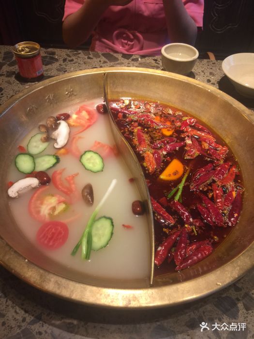 小龙坎老火锅(伟东店)红白鸳鸯锅图片 - 第1张