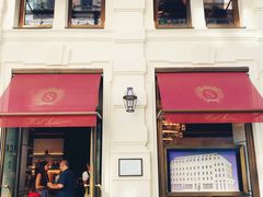 到达时就能看见客人在门口排队-Cafe Sacher(WIEN)