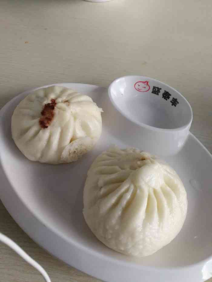 包子个头还不错也算是物美价廉了每次吃两个就够了味道也不错