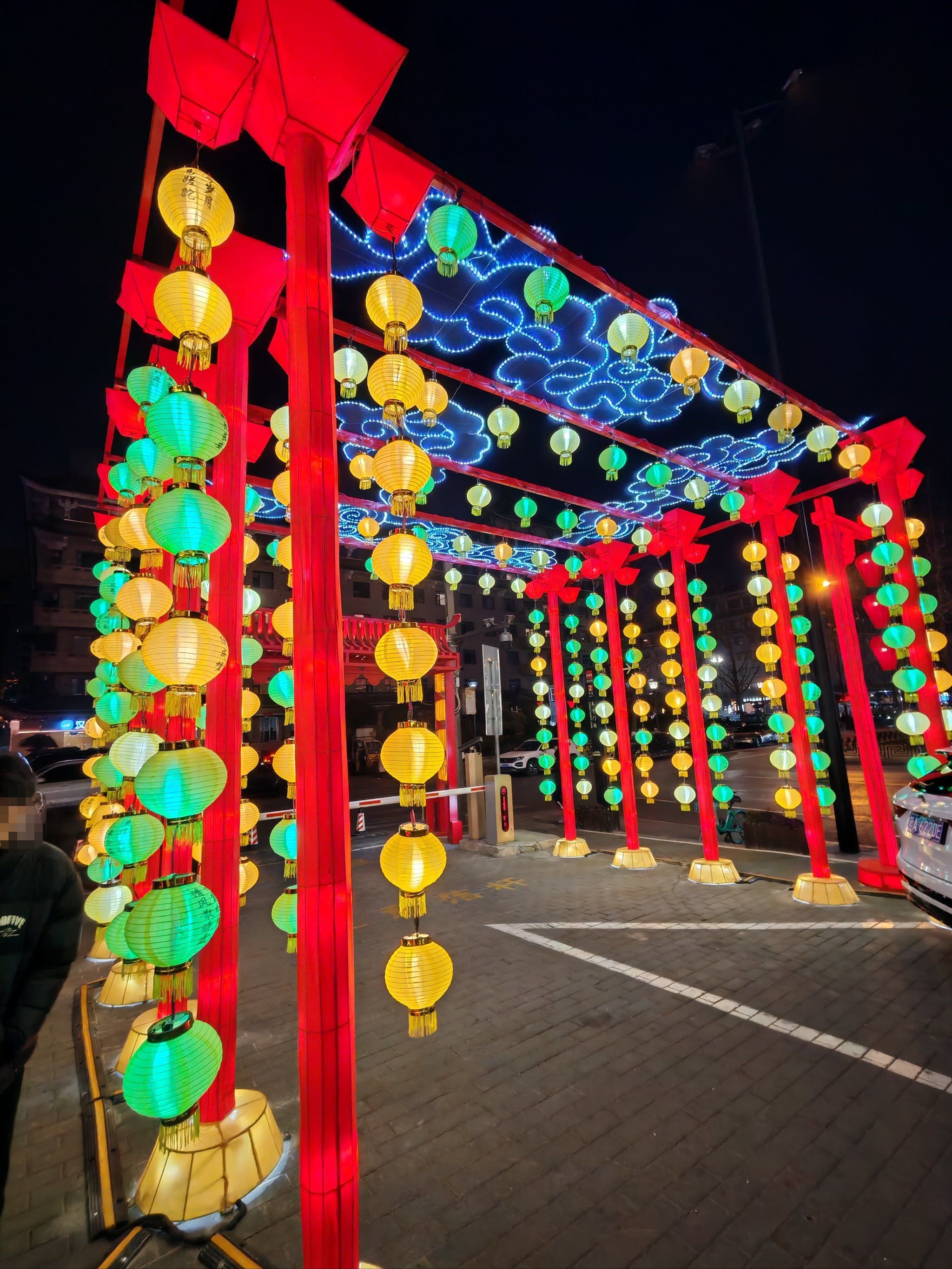 五彩灯笼挂起来年味立马浓起来❗️