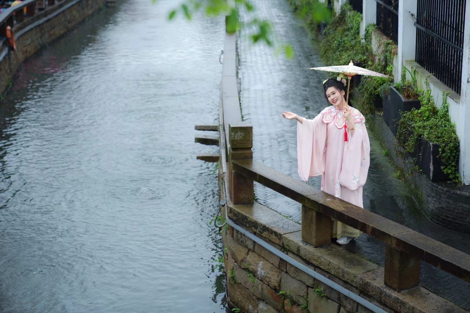 烟雨江南女子打伞图片图片