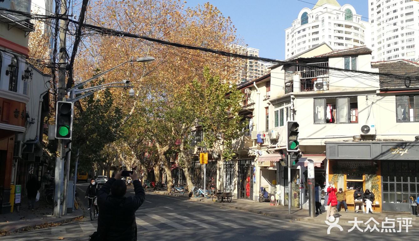 打卡不对称袜子店