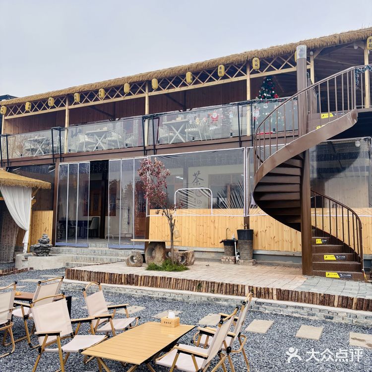 山顶观城好地方，周末休闲松心情