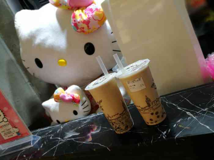 旁边有很多奶茶店,比较吸睛是因为布置可爱,hellokitty很大个