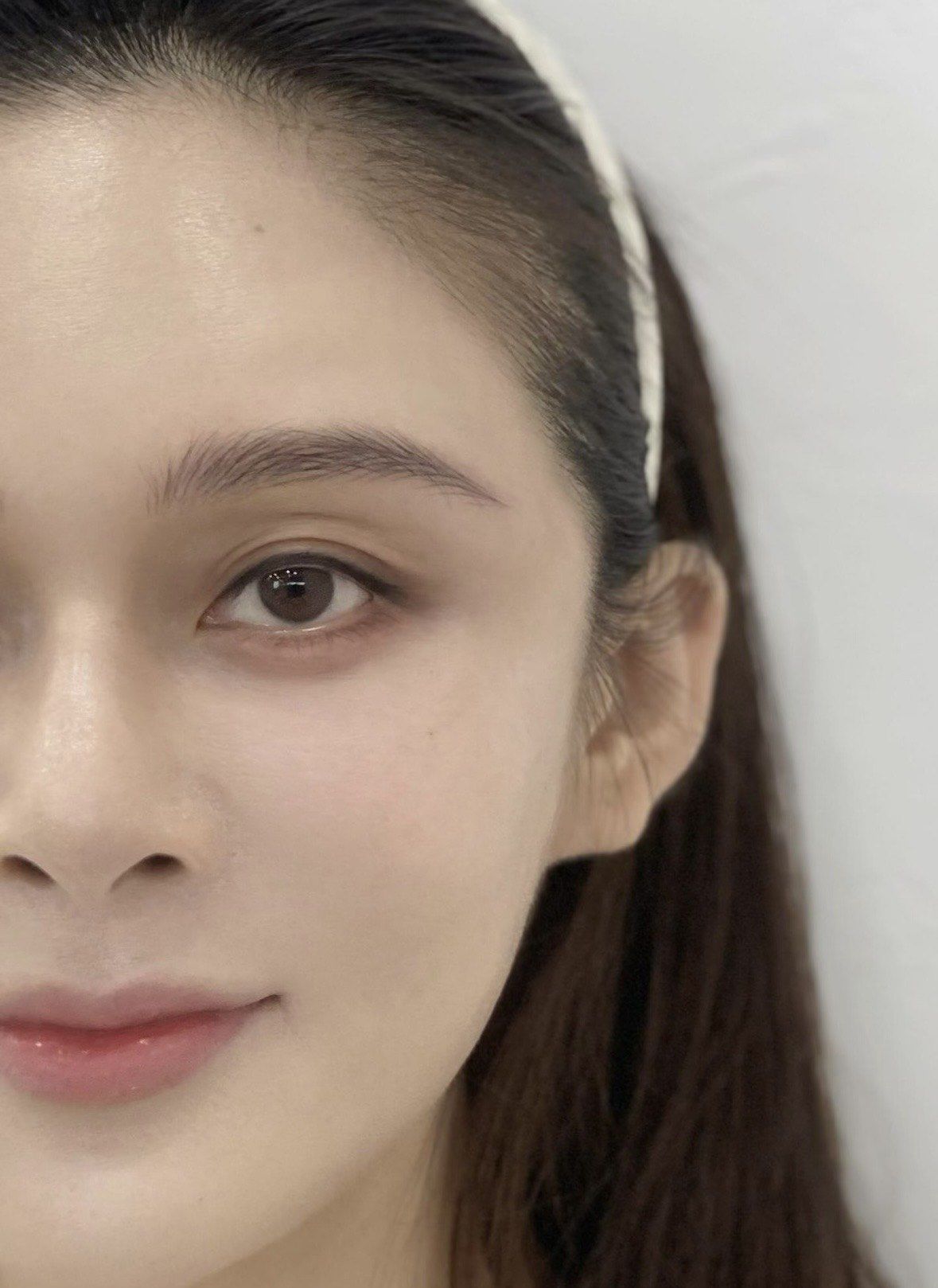 n精工细雕高级感的眉毛
能够带给你的是:难以想象的颜值逆袭
