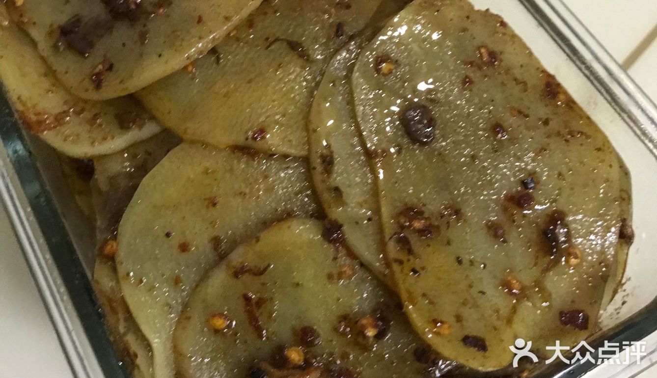 左手一个兔脑壳，右手一个鸭脑壳
