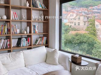 面朝大海，三面山势环绕、可谓是风水宝地 这里和别处不同