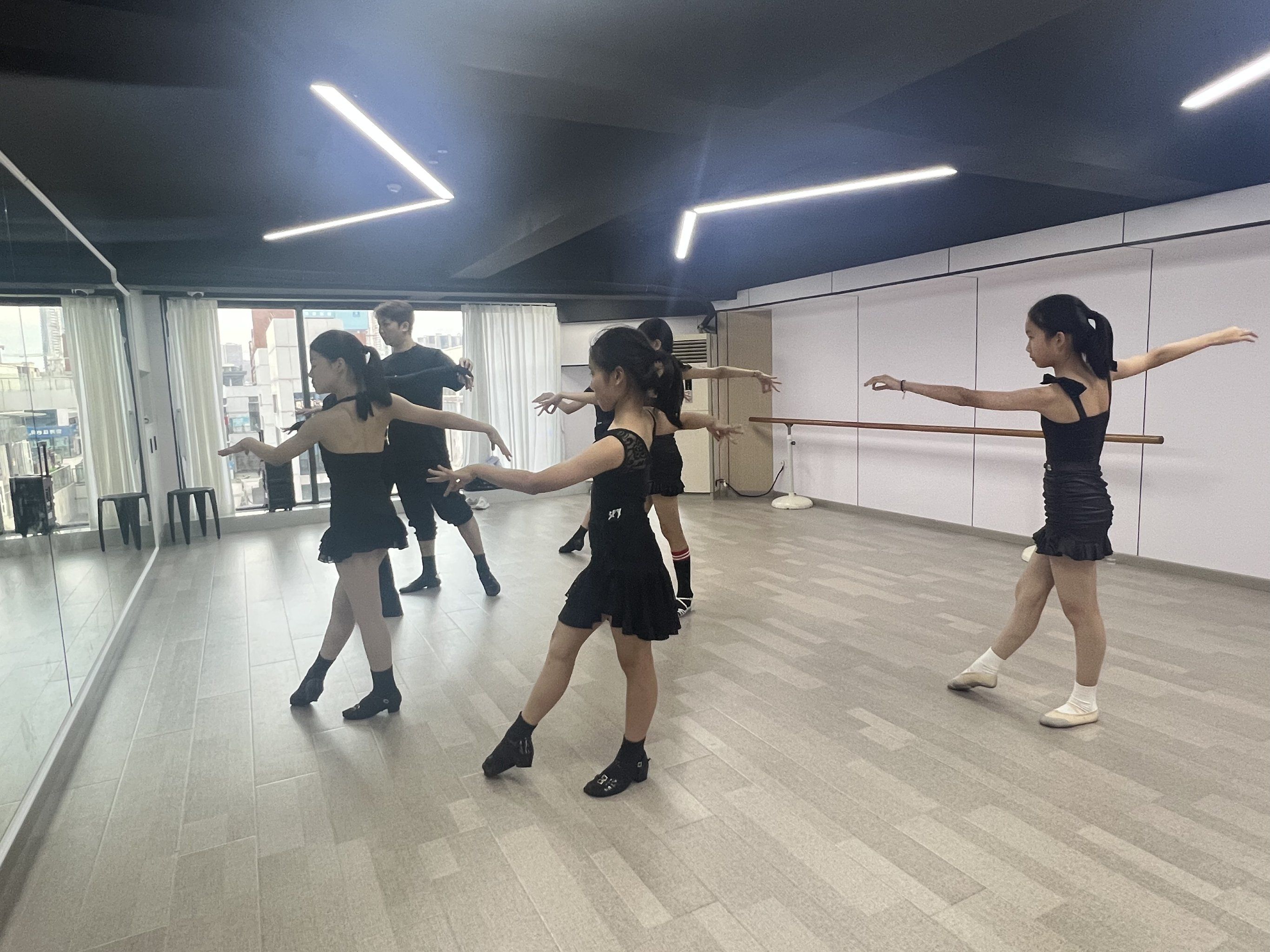 龙丽人拉丁舞课程,孩子的自信心大提升!