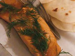 烟熏三文鱼配烤饺子皮和芥末籽酱-BOR Eatery(安福路店)