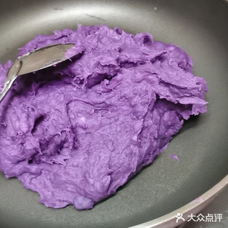 紫薯，芋头（蒸熟）炼奶，白砂糖，混合揉成泥放冷藏