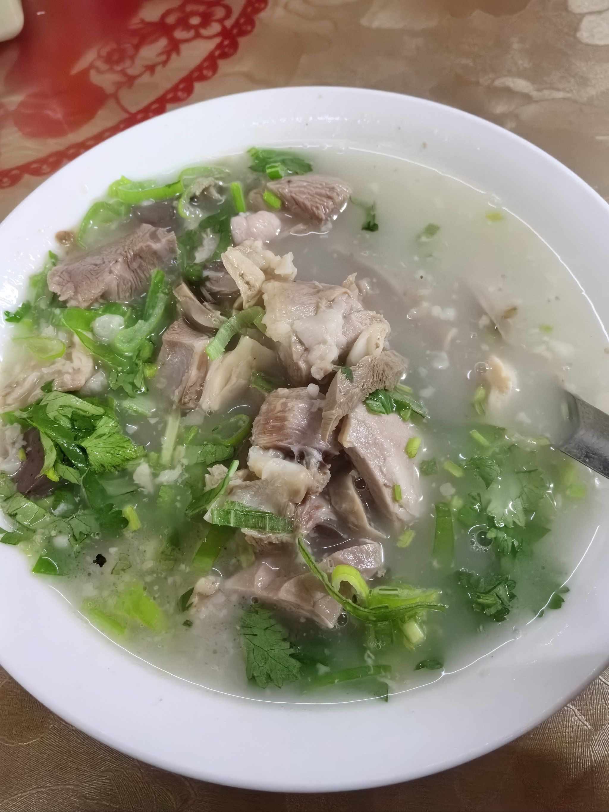 来碗羊汤喝完全身都暖和了,料挺足里面很多羊肉羊杂羊血,小花卷甜甜的