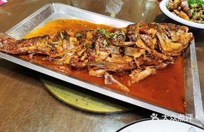Stewed Bighead Carp in Large Pot