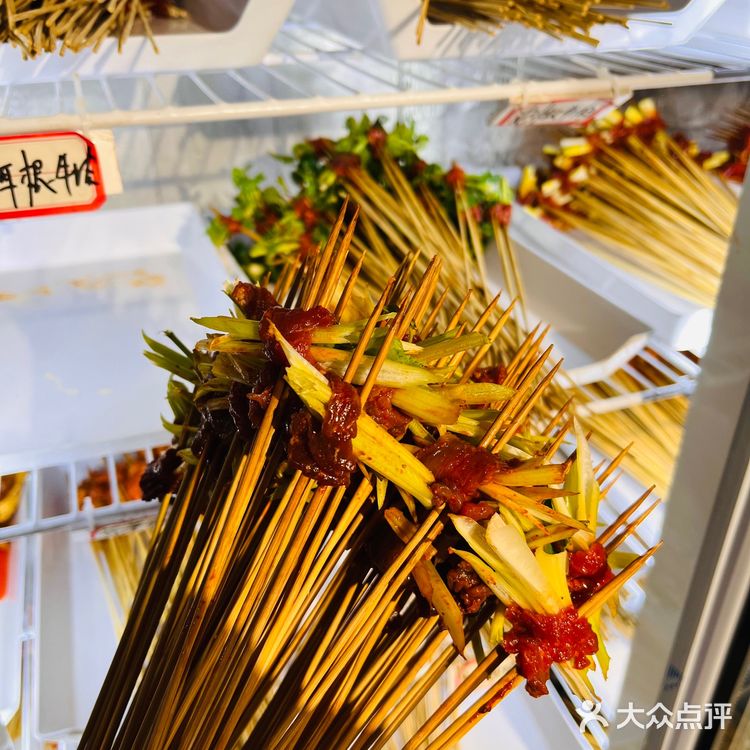这家三圣乡的华阳串根香人也多了起来，大家都热衷于吃串串