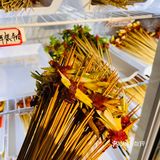 这家三圣乡的华阳串根香人也多了起来，大家都热衷于吃串串