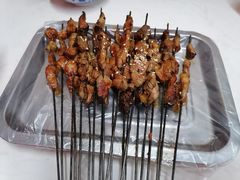 羊肉1串2元。-马克力木手抓炕锅烤羊肉(盐湖一小区店)