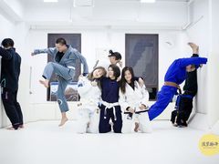 -菠萝格斗巴西柔术训练馆