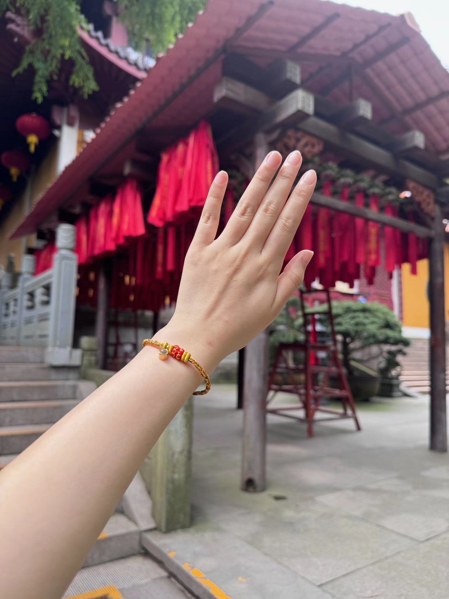 今天去了法喜寺,特意求了个心经手绳,据说