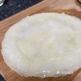 美味的凉皮做法来了！ 食材：面粉，黄瓜，醋，盐