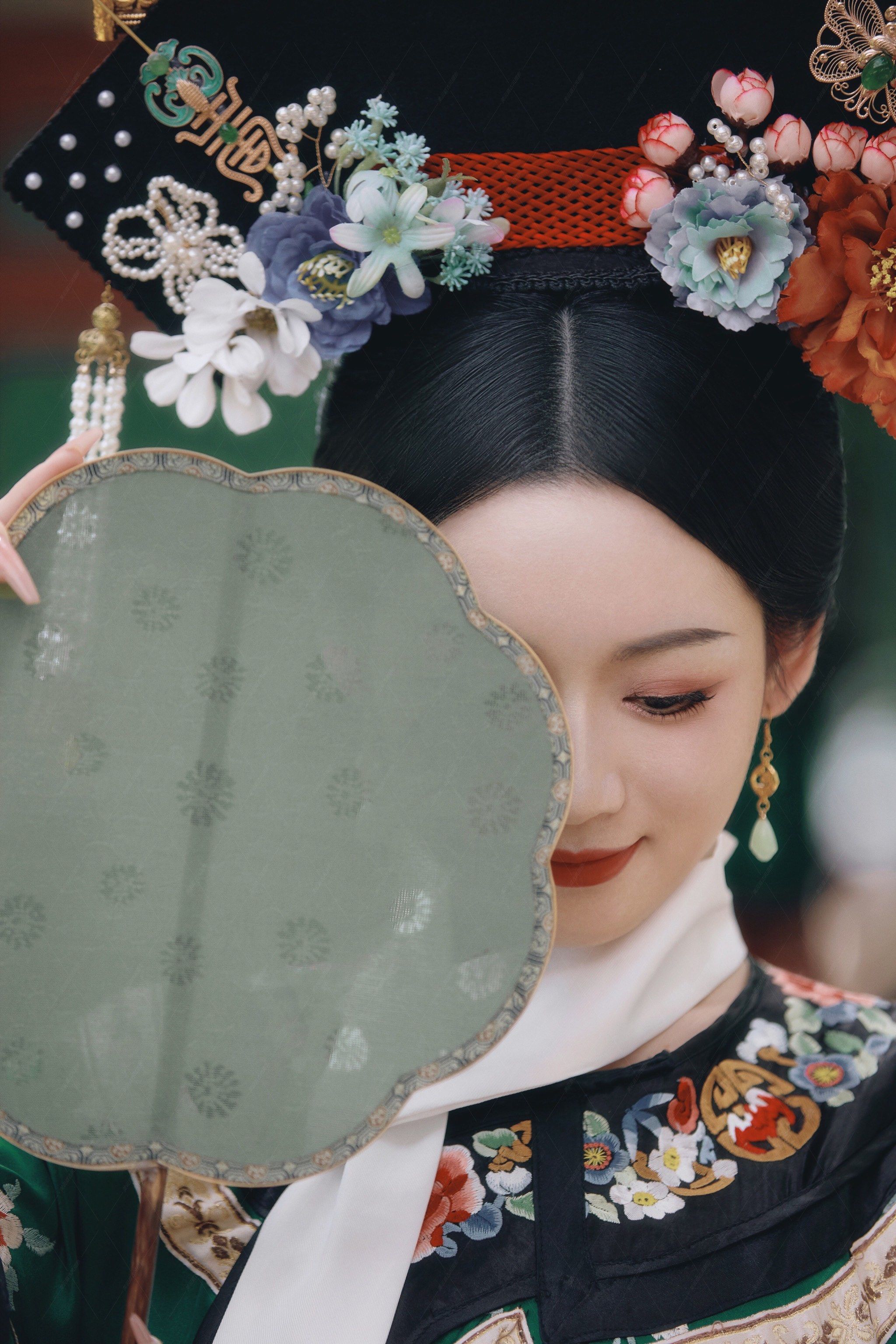 犹抱琵琶半遮面🥀这套旗装写真太显气质了