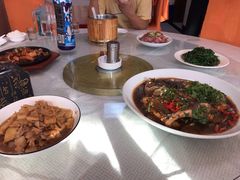 干烧鱼头-胡老三家土菜馆·老店地方特色菜·招牌茅山地锅老鹅