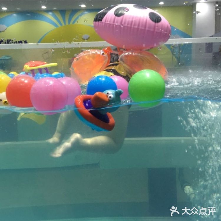 吉莉安的水世界！性格比超高的婴儿游泳馆