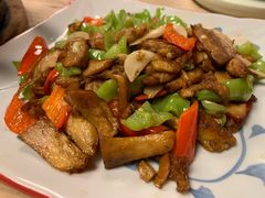 皱皮椒炒牛肝菌-缘生态云南菜·野生菌庭院餐厅(华侨城店)