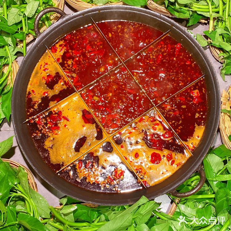 发现一家新开的社区火锅店，位于光环购物中心的附近