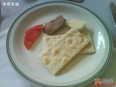 奶盐苏打饼干配鹅肝酱-广州花园酒店-凌璇阁360度高空海鲜自助餐CAROUSEL