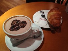 中摩卡和法式牛角包-COSTA COFFEE(武汉武商MALL店)