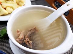 椰子水老鸡汤-亚龙湾老厨房·海南家常味