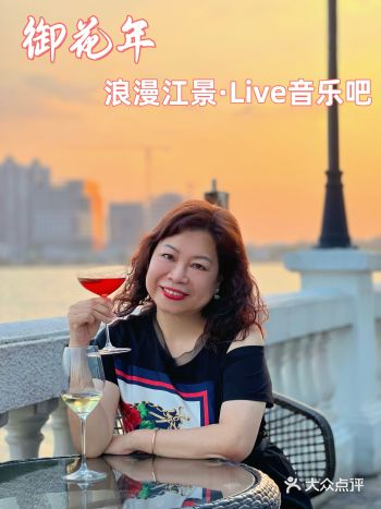 旁晚，太阳不再耀人眼目，色彩十分柔和明亮，洒在珠江上