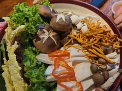 -老牌坊云南鱼豆花火锅(爱建店)