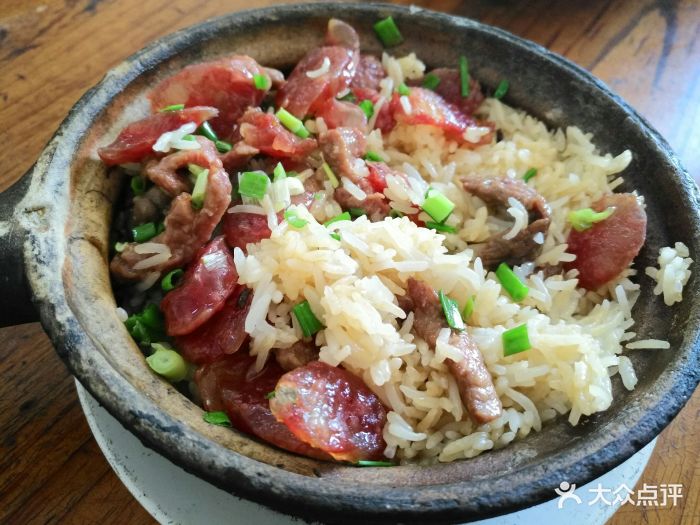 腊肠牛肉煲仔饭