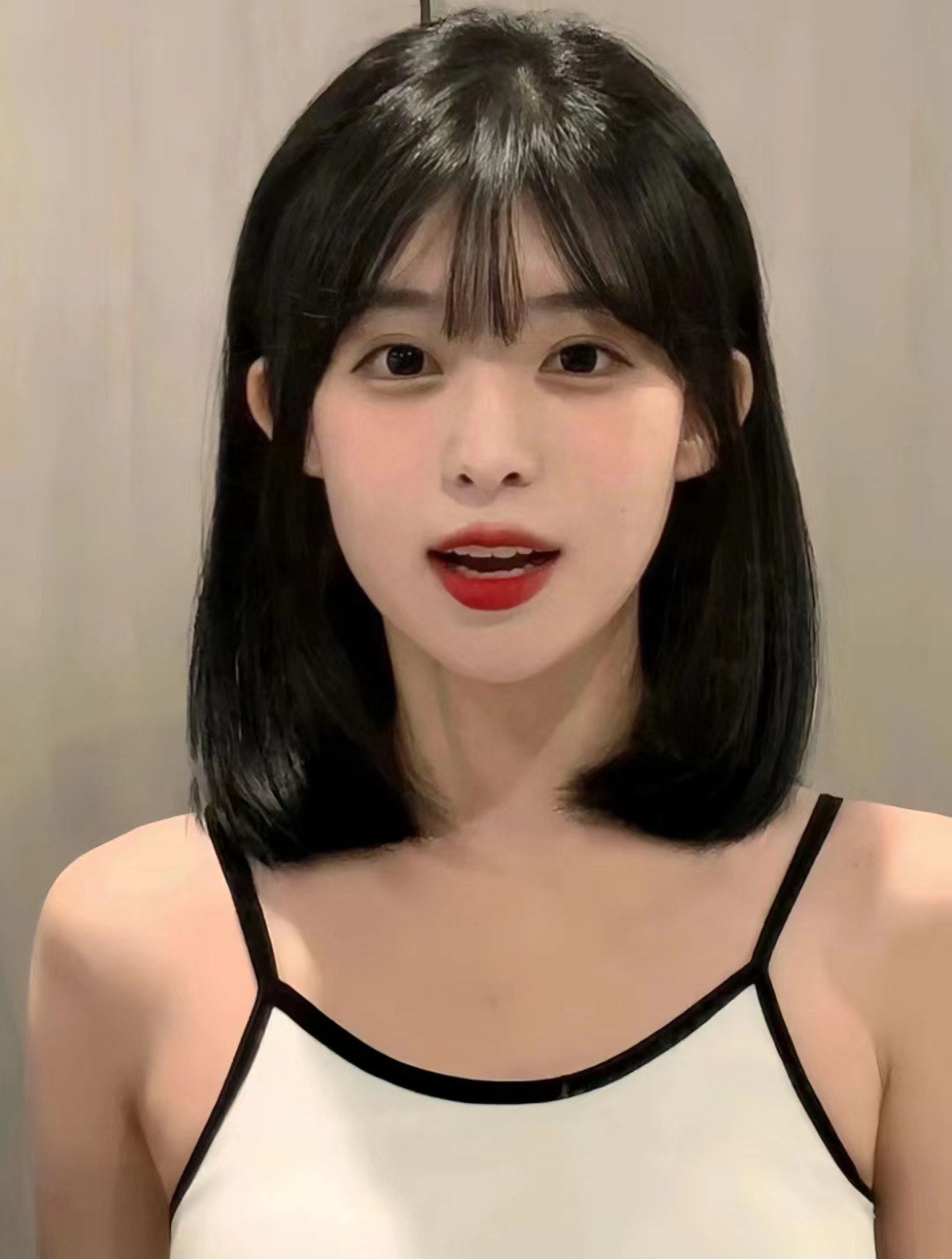 剪短后的头发扎成马尾辫,简洁大方,给人一种阳光自然的感觉