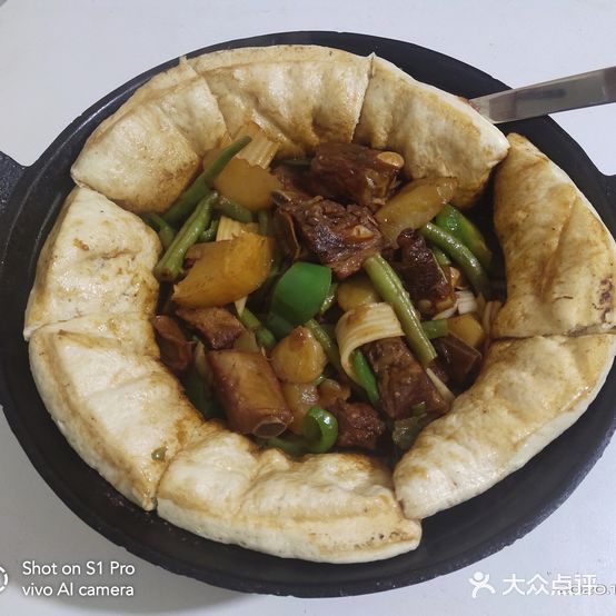 小石固阳铁锅焖面烩菜锅贴
