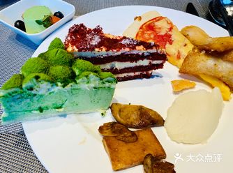 抹茶蛋糕很好吃！还有各种口味的冰淇淋呢