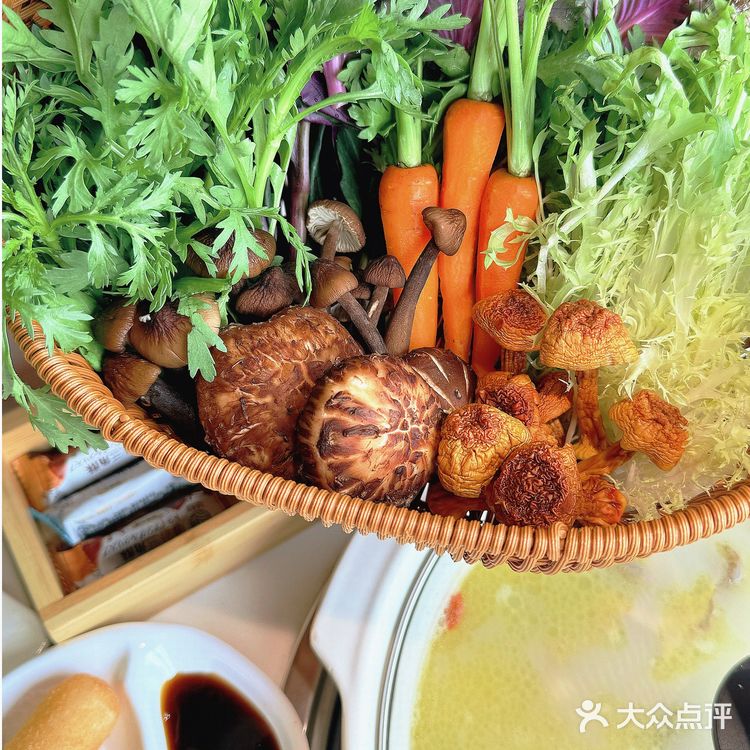 猪肚鸡汤烫野菜｜一口“栽”进春天里