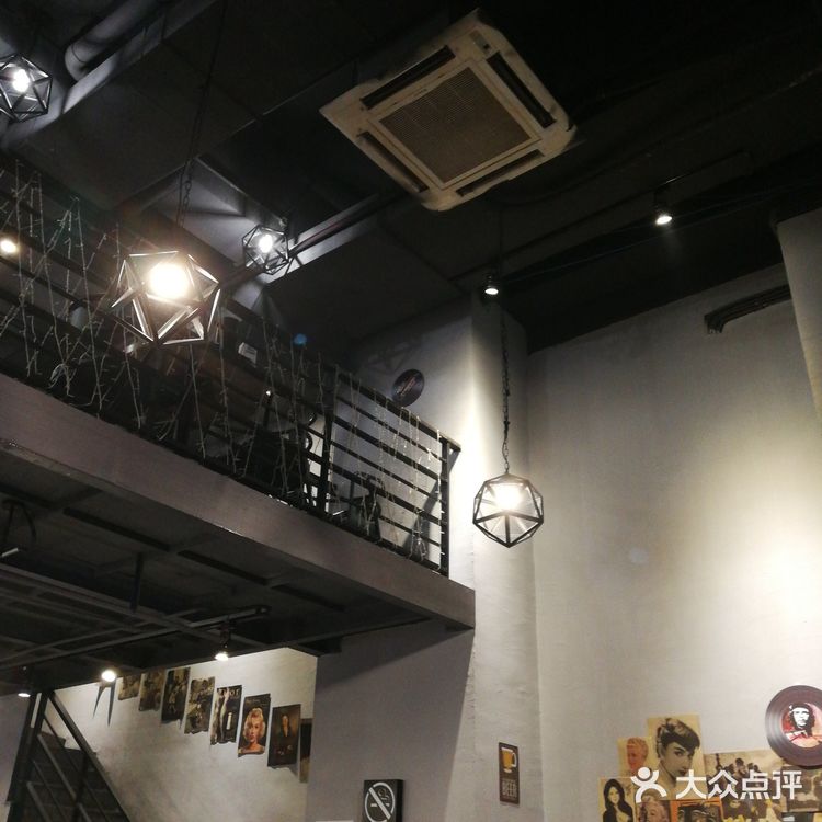 特别推荐牛肉小串，烤冷面和护心肉。服务：真心好