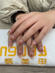 -进巍美甲美睫店