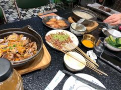 -何妹湿辣牛肉·粤式烧烤砂煲(桂雅路店)