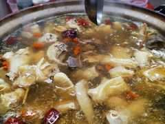 炭炉果鸡煲-威邵鸡煲(西华路总店)
