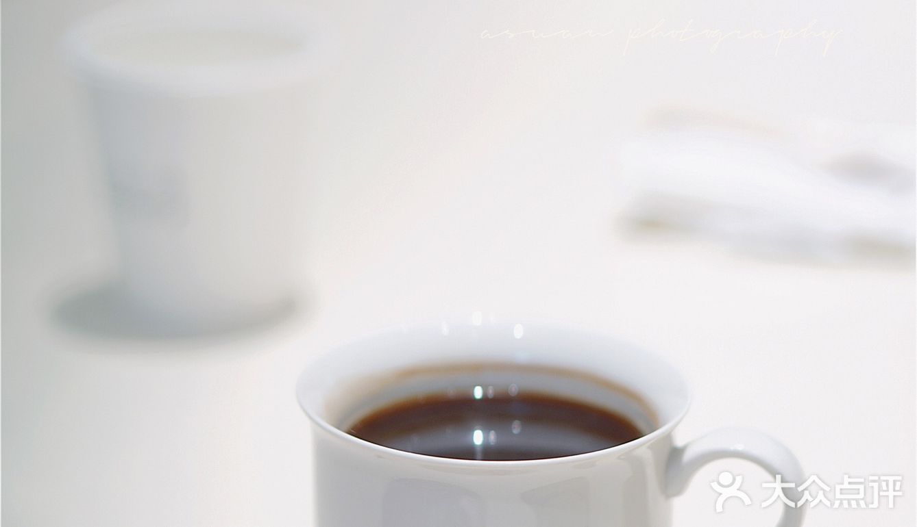 洞穴式纯白咖啡店｜滤镜我要的白是温柔的白