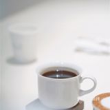 洞穴式纯白咖啡店｜滤镜我要的白是温柔的白