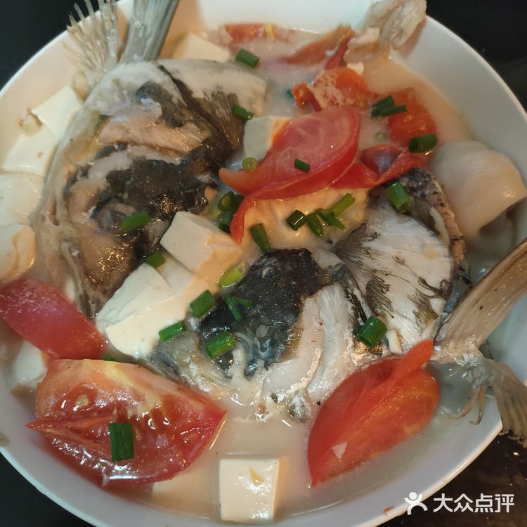 美白又养颜的元气鱼头豆腐汤。