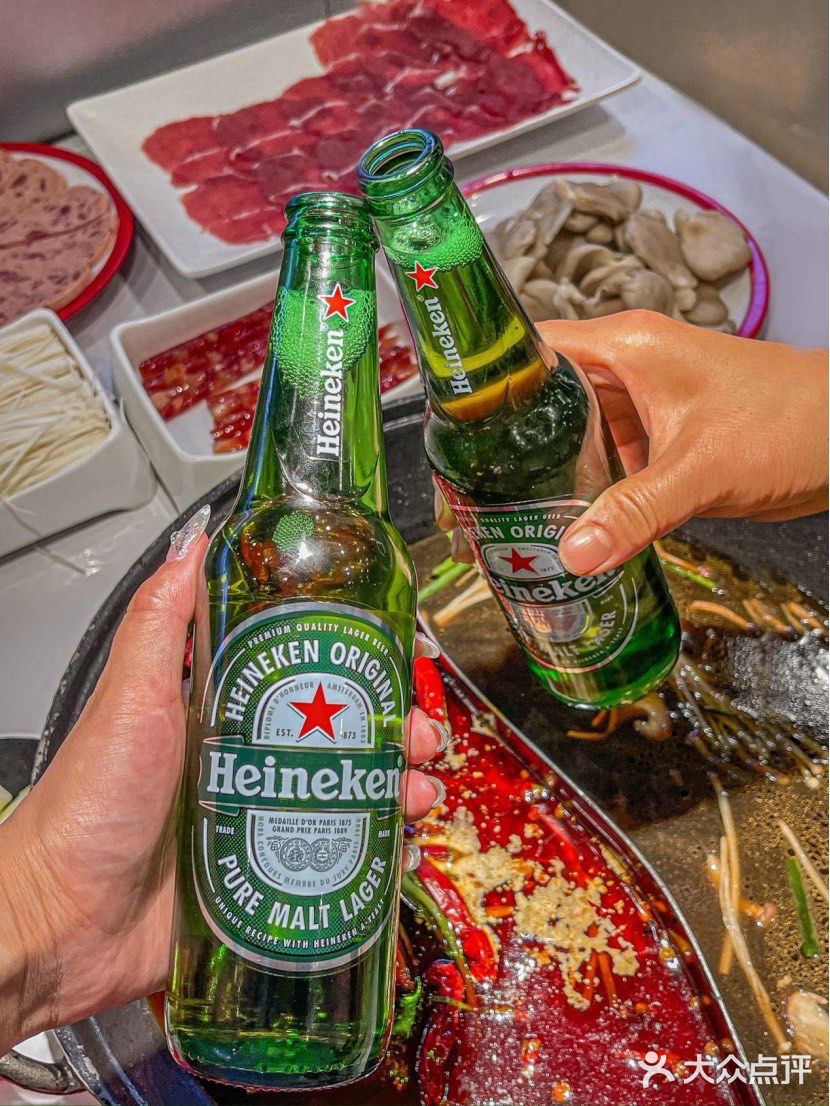 两个人吃撑了也就一百出头 这不跟朋友边吃火锅边聊天