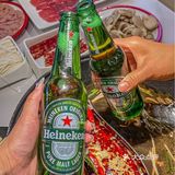 两个人吃撑了也就一百出头 这不跟朋友边吃火锅边聊天