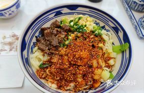Spicy Beef Dry Noodles with Oil Pouring